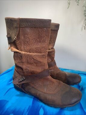 Merrell Brown Women's Embossed Mid-Calf Boots size 8
